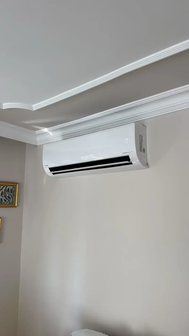 Montajı tamamlanmış duvar tipi split klima iç ünitesi